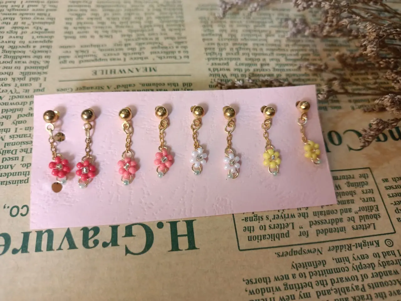 THE STONE Dainty Daisy Beaded Earrings