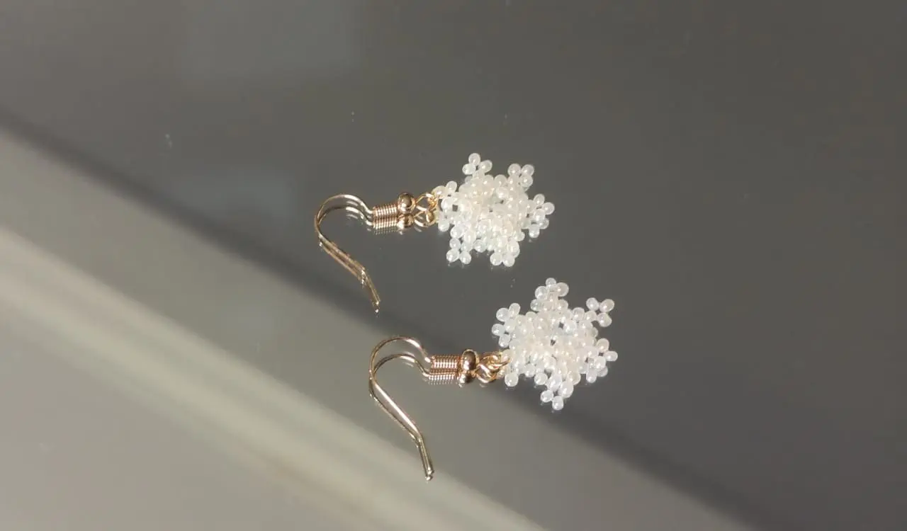 THE STONE Snowflakes Beaded Earrings
